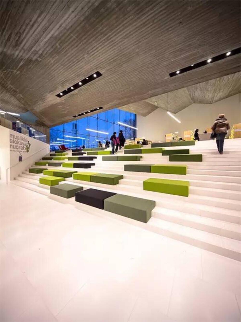 坐落于芬兰西部西芬兰省的图书馆设计。有超宽敞的阶梯式阅读空间，也有沉静的阅读室，以及让人兴奋的红隧道的私密空间，可以依心情，做深度阅读。爸爸妈妈也不用担心，里头有儿童游戏间，很北欧的苹果绿让人看了好心情。实在是很想去朝圣的地方。