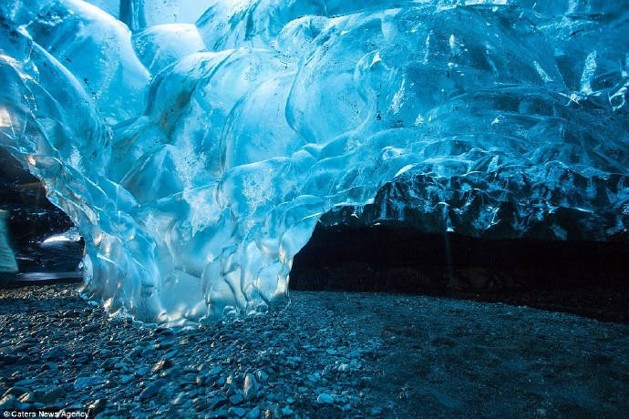 神奇的冰岛。摄影师Nicolas Brousse在冰島最大的冰川瓦特纳冰原内部的拍摄到的震撼画面，这妖艳的蓝色让人仿佛置身外星球