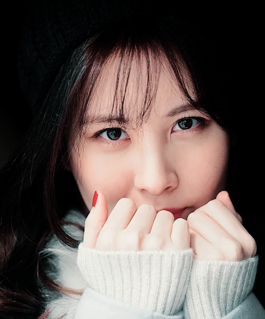 徐珠贤（Seohyun）本名徐朱玄，1991年6月28日出生于韩国首尔，韩国女歌手、演员、主持人，女子演唱团体少女时代成员之一。 