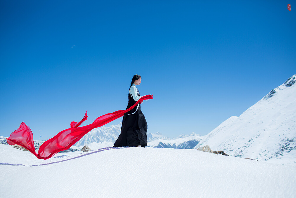 【摄影' 东边糖糖云】〔 千山雪 〕 . 菩提半斛沙似雪，明镜一潭海如天。长涉迢迢三千丈，软红深处住神仙。