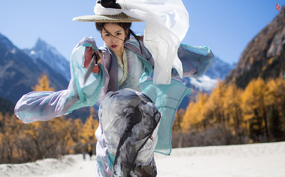 【汉服摄影' 东边云】〔 千山雪 〕 .
碧海倒如青鉴挂，潮声两岸飞白沙。沧海回头不见岸，一痕剑影扫烟霞。