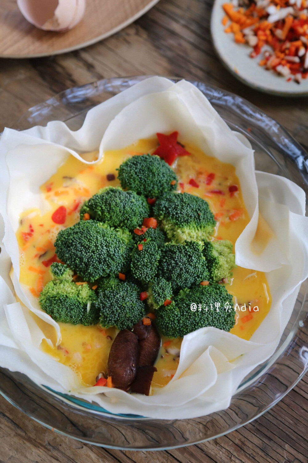 给圣诞预个热~ 快手圣诞树蛋蔬派
我用的是直径24cm烤盘。在烤盘中放上8-10张春卷皮，倒上4只鸡蛋打的蛋液，从上往下摆上红椒刻的星星，西兰花圣诞树，香菇树根。在蛋液中撒胡萝卜丁、香菇丁、柿子椒丁、培根或者火腿丁。磨海盐和黑胡椒。180度烤15-20分钟，以春卷皮变黄、蛋液凝固为准~出炉后撒上芝士粉呦