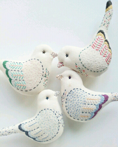 乌克兰手工艺人kata创作的可爱布艺刺绣玩偶作品欣赏，刺绣与布艺结合的很好的诠释。