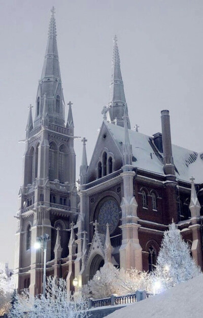 芬兰赫尔辛基圣约翰大教堂 一下雪仿佛进入了梦境一般
