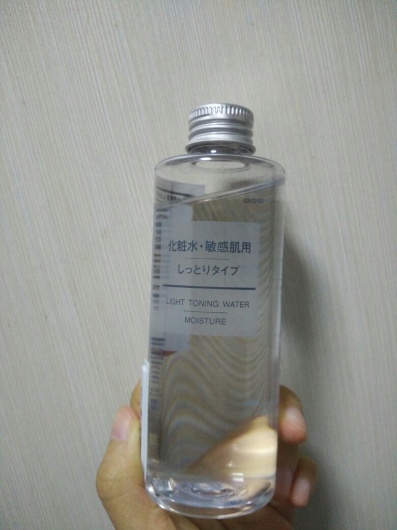 #MUJI#舒柔化妆水滋润型，好不容易耗完高保湿那瓶，这次买了200ml的滋润型，拍完不黏腻清清爽爽。果然一般肤质秋冬适合普通滋润型。长期囤货的化妆水，湿敷打底配美容油都好使。