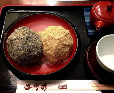 おかめ有楽町店的荻饼
艺能界人士大爱的老牌荻饼铺—おかめ有楽町店。
图为黄豆粉和黑芝麻荻饼。