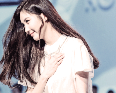 徐珠贤（Seohyun）本名徐朱玄，1991年6月28日出生于韩国首尔，韩国女歌手、演员、主持人，女子演唱团体少女时代成员之一。 