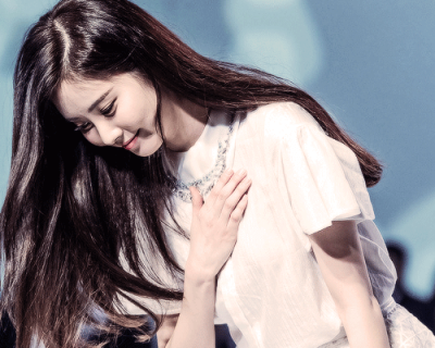 徐珠贤（Seohyun）本名徐朱玄，1991年6月28日出生于韩国首尔，韩国女歌手、演员、主持人，女子演唱团体少女时代成员之一。 