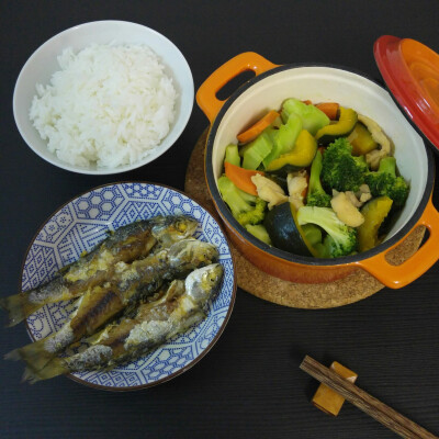 雞肉雜蔬煲，煎焗小魚仔，米飯，34