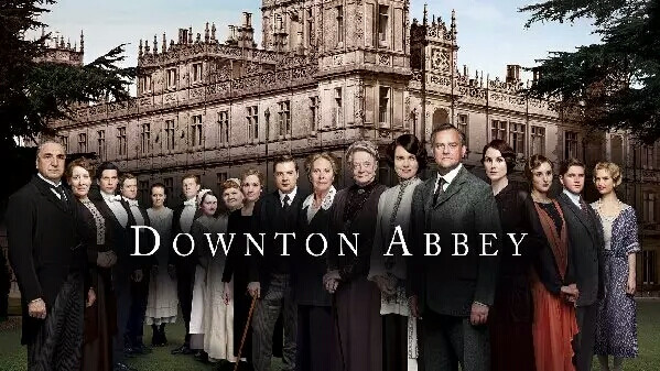 《唐顿庄园》Downton Abbey
凭借着深厚的英国文化气息、曲折复杂的故事情节、历史背景和高水准的制作，《唐顿庄园》俘获了不少中国粉丝的心。仅在优酷上，该剧第五季的第九集就收获了近2000万的总浏览量。
该剧背景设定在约克郡一个虚构的乡村庄园——唐顿庄园，描述了后爱德华时期贵族大家庭克劳利家族及其仆人们的生活，他们的生活和英国的社会等级制度也随着历史上发生的大事件而不断变迁。《唐顿庄园》荣获无数荣誉，包括金球奖迷你剧和电视电影类最佳剧集以及黄金时段艾美奖最佳迷你剧或电视电影剧集。