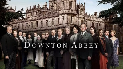 《唐顿庄园》Downton Abbey
凭借着深厚的英国文化气息、曲折复杂的故事情节、历史背景和高水准的制作，《唐顿庄园》俘获了不少中国粉丝的心。仅在优酷上，该剧第五季的第九集就收获了近2000万的总浏览量。
该剧背景…