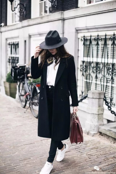 大衣+小白鞋