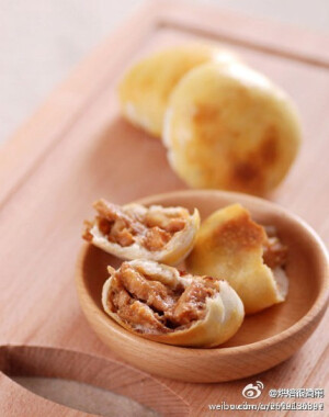 【鸡肉饼】①面粉加水 盐 油揉匀成偏软面团，饧半小时；鸡腿剔骨切小块，加生抽 老抽 盐 花椒粉拌匀腌20分钟，加入拍碎的花生米 芝麻 淀粉 蛋清拌匀；②面团饧好后分成比饺子皮稍大的剂子，擀皮，放入馅包好；③收口朝下放在烤盘上，刷蛋黄液；④200度，上下火烤20分钟~