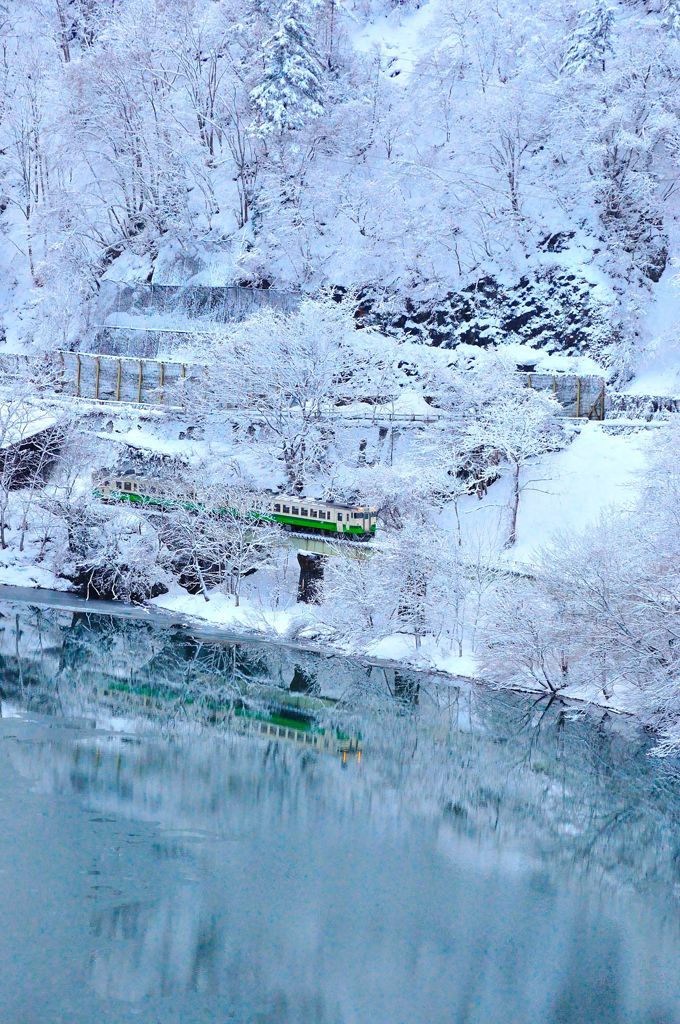 Tadami Line in Fukushima, Japan。日本福島行駛中的會(huì)津只見線新綠號列車。