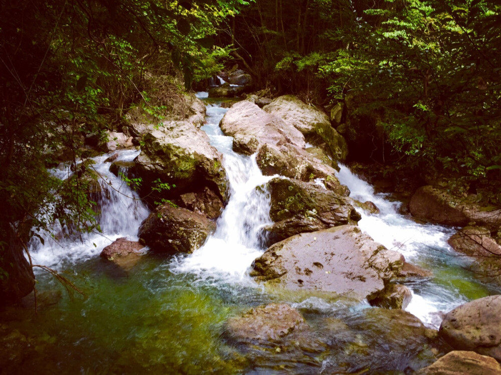 去法喜寺。天竺一带的山水景色。独有自在的静谧。