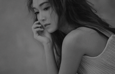 郑秀妍（Jessica Jung），1989年4月18日出生于美国加利福尼亚州旧金山市，韩国女歌手、演员、设计师。