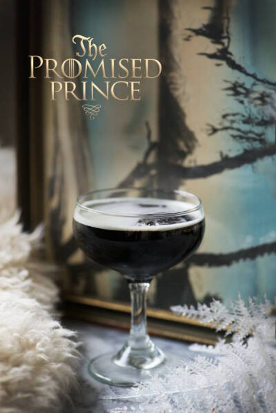 The Promised Prince
材料准备
1 oz spiced rum
0.5 oz Fernet-Branca
3 oz crème de cacao
1 oz Guinness
可食用黑色色素
调酒步骤
将spiced rum、crème de cacao和可食用黑色色素加入调酒杯中，加入冰块摇晃20秒…