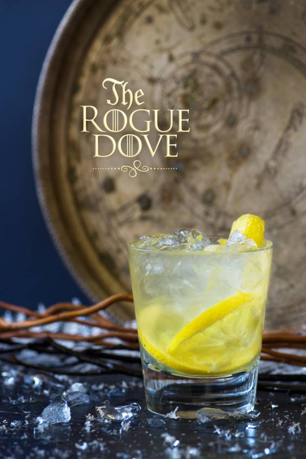 The Rogue Dove
材料准备
1个柠檬
1 oz 柠檬酒
2 oz 杜松子酒
汤力水
调酒步骤
把柠檬片放到玻璃杯的底部，把冰块、柠檬酒和杜松子酒加入调酒器调和。把调酒倒入玻璃杯里，加入汤力水，最后在顶部用柠檬片做装饰。
当你已经失去许多想要卷土重来的时候，这杯鸡尾酒会给你力量。准备回到临冬城，严防死守吧！