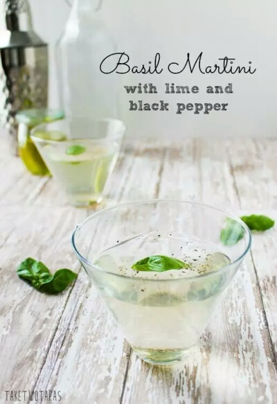 青柠黑椒罗勒马提尼
Basil Martini with Lime and Black Pepper
4人份
40ml 伏特加
40ml 罗勒单糖浆*
40ml 青柠汁
罗勒叶若干
黑胡椒碾碎
预冷短饮杯
将伏特加、罗勒糖浆、青柠汁加冰摇匀，滤入预冷过的短饮杯…