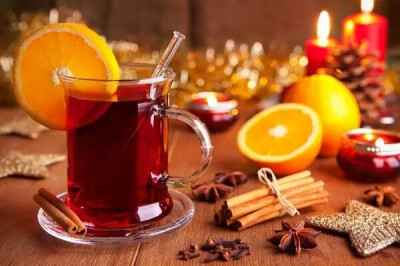 香甜热红酒 Mulled Wine
加香料的热葡萄酒起源于公元二世纪。它是由罗马人首先尝试这种喝法，为了保护他们的身体对抗寒冷的冬天。随着罗马人征服欧洲的整个下个世纪,他们的爱加香料的热葡萄酒遍布帝国和他们交易的…