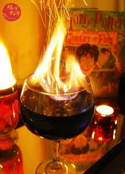 The Goblet of Fire
▌配方：
1盎司伏特加
1盎司蓝色柑香酒
3盎司柠檬水
Splash 151
一小撮肉桂