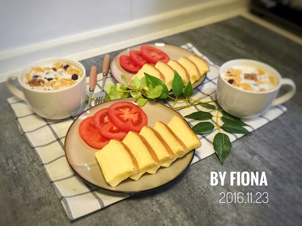 20161123早！难得早起☀️☀️前天和豆豆聊天说起了半熟芝士蛋糕 无奈家里没有中筋面粉了 就烤个经典的轻乳酪吧～昨晚买了烤箱温度计️才知道家里的烤箱偏高了大概10度 所以全程都是低温130度慢烤 生怕把表面烤裂 一共烤了70分钟 成品超级完美。今儿早起切几片西红柿 煮了牛奶麦片 配着冷藏的cheese cake 超级滋润！