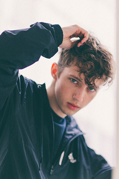 troye sivan 戳爷 你戳五月为In Bed With Fan 拍摄的组图