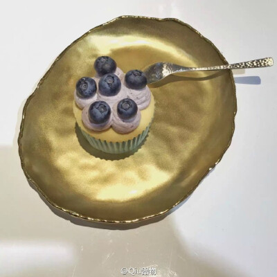 #下午茶时间# 外面冰冷的吹, 可阻不了我享用CUPCAKE 的心情.