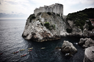 Dubrovnik，继奴隶湾之后又来到一个《权力的游戏》拍摄地?？赡苋嗣腔故歉煜に牧硪桓雒帧狵ing's Landing. 见过许多老城，保存这么完好还颇有气势的鲜少。在城墙上绕行一圈，中世纪的情怀就再也散不去了。