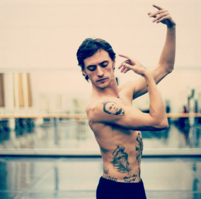 谢尔盖·鲍鲁宁 (Sergei Polunin)，前英国皇家芭蕾舞团首席、前斯坦尼斯拉夫斯基·涅米洛维奇-丹钦科音乐剧院芭蕾舞团首席，现任斯坦尼剧院芭蕾舞团客座首席，自由舞者。