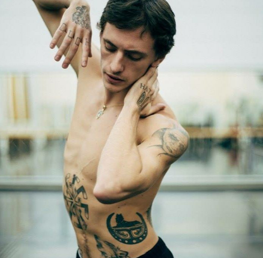 谢尔盖·鲍鲁宁 (Sergei Polunin)，前英国皇家芭蕾舞团首席、前斯坦尼斯拉夫斯基·涅米洛维奇-丹钦科音乐剧院芭蕾舞团首席，现任斯坦尼剧院芭蕾舞团客座首席，自由舞者。