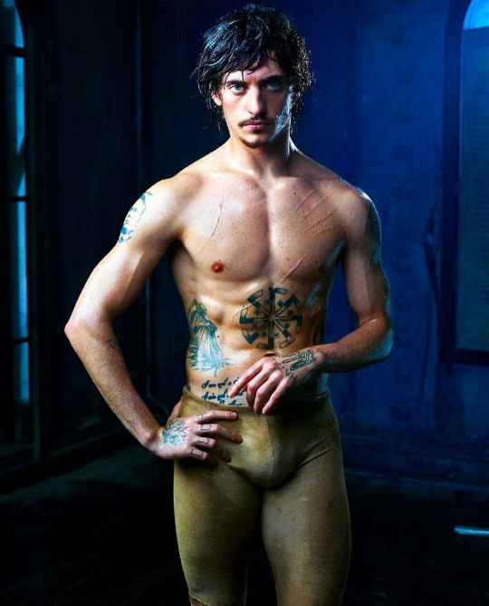 谢尔盖·鲍鲁宁 (Sergei Polunin)，前英国皇家芭蕾舞团首席、前斯坦尼斯拉夫斯基·涅米洛维奇-丹钦科音乐剧院芭蕾舞团首席，现任斯坦尼剧院芭蕾舞团客座首席，自由舞者。