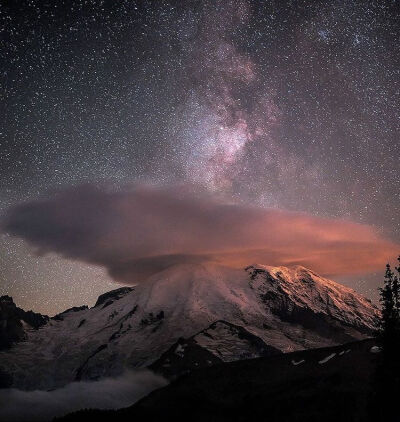 #天文酷图#在瑞尼尔山峰顶的银河。
Lenticular cloud and the Milky Way over the peak of Mount Rainier. Via @astronomypicturesdaily