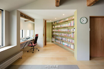 这是一座日本私宅，建筑有1300多年的历史。设计师为了兼顾收藏品陈列与格局特色，于是把厨房作为设计核心。在厨房的任意角度，都可以看到收藏品。原木色地板与工作台，为空间注射暖色调。