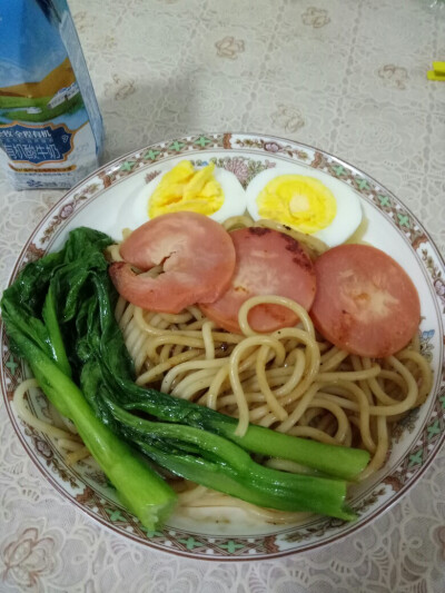 花15分钟吃的营养有味道的早餐，意面，酸奶