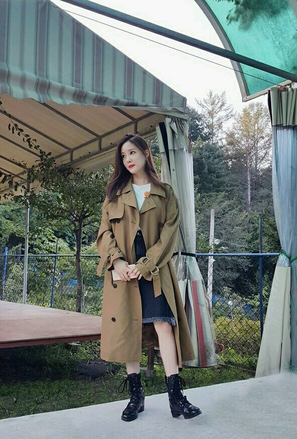 T-ara-朴孝敏（Hyomin），棕色风衣外套+白色T恤上衣+蓝色牛仔半身裙+黑色马丁靴