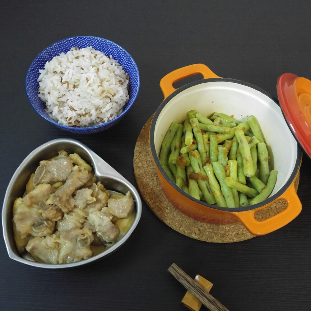 豆腐卜蒸排骨，豆角煲，三色飯，35