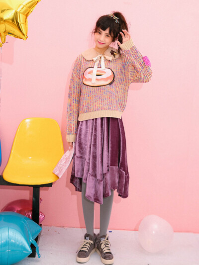 纯色的修身针织衫无疑是最好的打底单品，白色干净素雅让人心生愉悦。外搭一条收腰包臀式背带裙，完美勾勒曲线，格纹的底色看上去非常有韵味，木色的排扣很有格调的感觉，整体看上去优雅有气质。