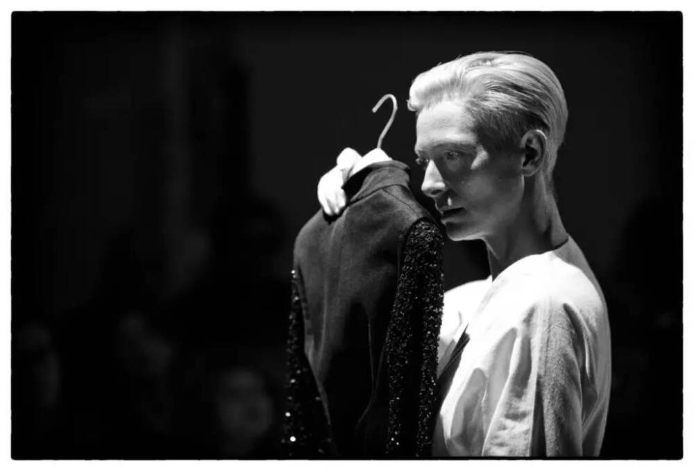 Tilda Swinton 这位长得美、能演戏、懂艺术又会穿衣的女神，由衷觉得，她可比《奇异博士》里的「古一法师」有本事多了。怎么样，是不是更爱她了！！？