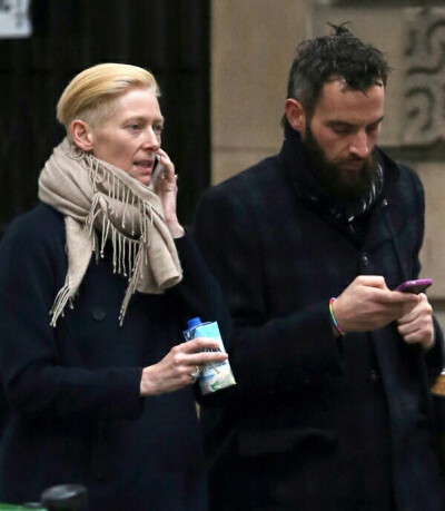 Tilda Swinton 这位长得美、能演戏、懂艺术又会穿衣的女神，由衷觉得，她可比《奇异博士》里的「古一法师」有本事多了。怎么样，是不是更爱她了！！？