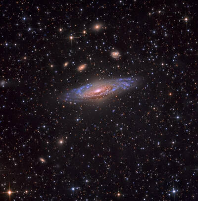 #天文酷图##天文知识# NGC 7331是在飞马座的方向上，距离4000万光年远的螺旋星系，它在1784年就被威廉·赫歇尔发现了。NGC 7331是Deer Lick星系群中最明亮的星系。