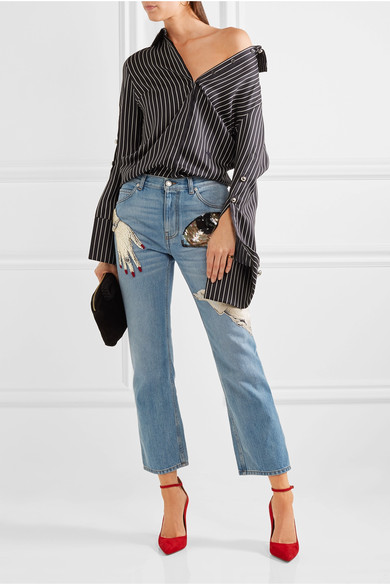 Shirt from MONSE (Draped pinstriped silk-twill blouse)
Jeans from Alexander McQueen（Obsession embellished cropped high-rise slim-leg jeans）
Shoes from AQUAZZURA （Dolce Vita suede pumps）
Bag from THE ROW （Suede clutch）