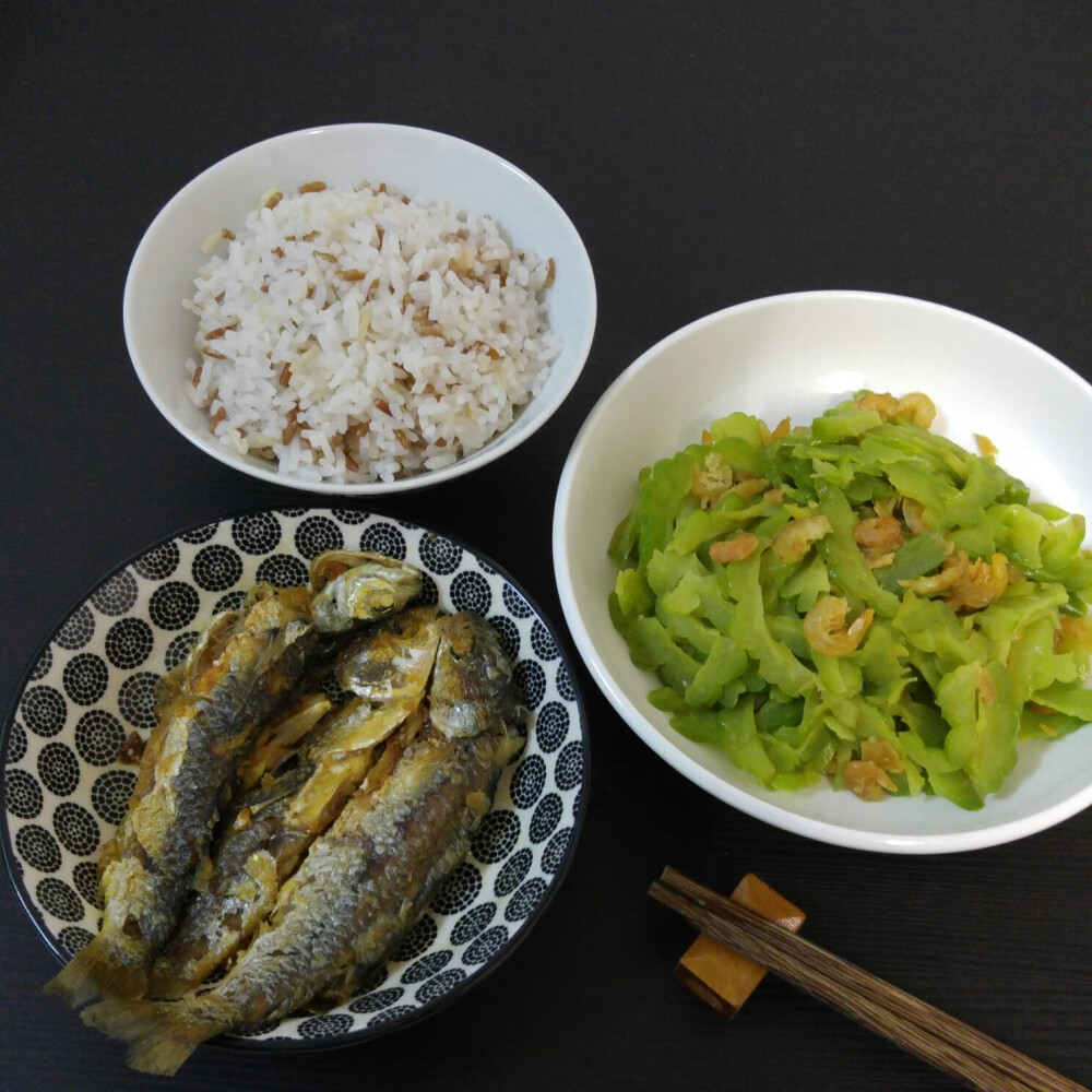 香煎魚仔，蝦米炒苦瓜，三色飯，35