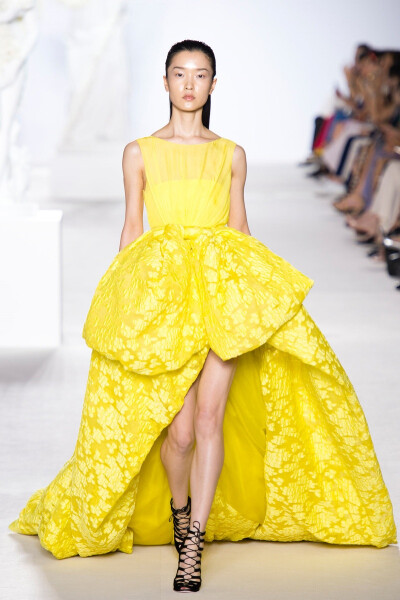 Giambattista Valli 2013 秋冬高级定制 Giambattista Valli的秀场可谓是带来了一场立体花朵华服秀，充满了花朵的梦境。绚丽的色彩与精美的细节仿佛迎来了大自然的气息。纯白礼服之上的一抹浅浅彩色。穿上它走上婚礼…