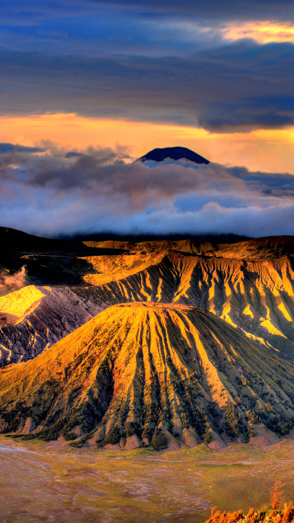 【阿贡火山】
阿贡火山是一座位于印度尼西亚巴厘岛东部的活火山，被当地人奉为圣山。