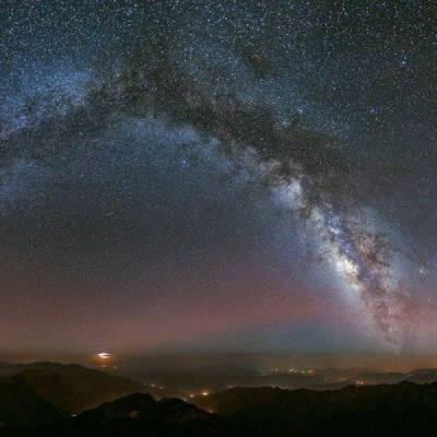 #天文酷图# 摩洛哥图卜卡勒山峰上的银河！