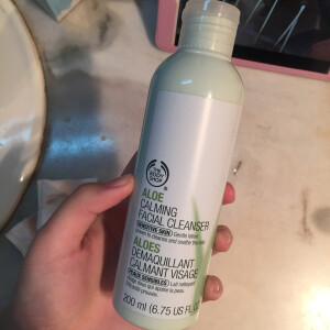 「the body shop洁面乳」哇我以前从来没用过卸妆乳啊 这是朋友送给我的 晚上回家就试了 真的好用哭啊我跟你们说୧⍢⃝୨温和的要死 然后卸妆也干净 巴特 睫毛膏嘛还是要用点眼唇卸妆的 kissme的睫毛膏就是这么牢 就是卸妆乳的话用量会比卸妆水卸妆油大一点  但是这个真的是要安利的呀！！！！