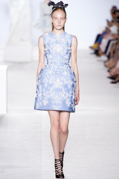 Giambattista Valli 2013 秋冬高级定制 Giambattista Valli的秀场可谓是带来了一场立体花朵华服秀，充满了花朵的梦境。绚丽的色彩与精美的细节仿佛迎来了大自然的气息。纯白礼服之上的一抹浅浅彩色。穿上它走上婚礼…