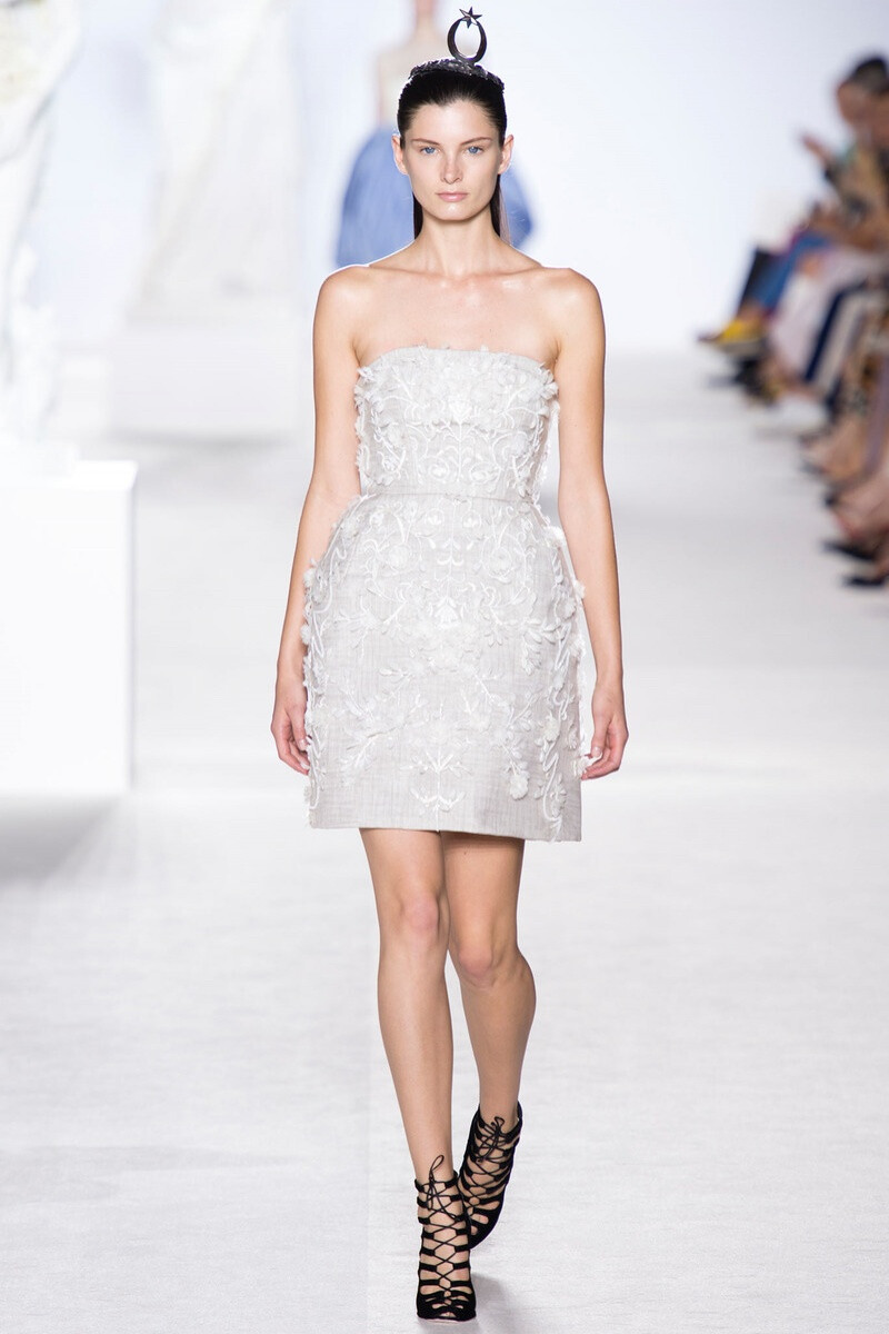 Giambattista Valli 2013 秋冬高级定制 Giambattista Valli的秀场可谓是带来了一场立体花朵华服秀，充满了花朵的梦境。绚丽的色彩与精美的细节仿佛迎来了大自然的气息。纯白礼服之上的一抹浅浅彩色。穿上它走上婚礼殿堂，无疑让你成为最美丽高贵的花仙子～