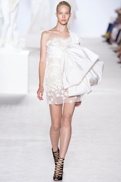 Giambattista Valli 2013 秋冬高级定制 Giambattista Valli的秀场可谓是带来了一场立体花朵华服秀，充满了花朵的梦境。绚丽的色彩与精美的细节仿佛迎来了大自然的气息。纯白礼服之上的一抹浅浅彩色。穿上它走上婚礼…